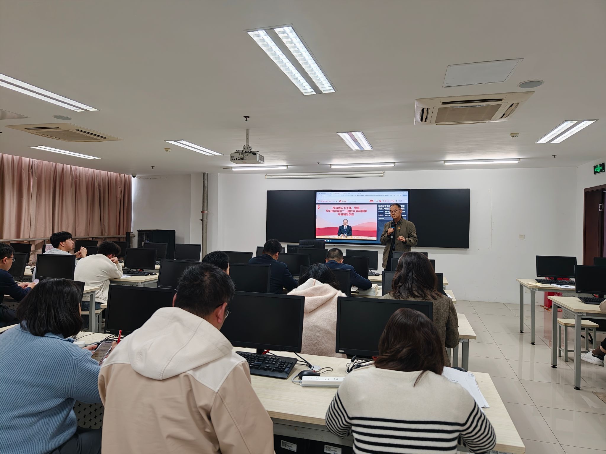 计算机公司召开师生党员大会， 践行正确...